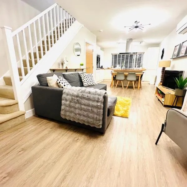 The Duplex with Air Conditioning & Private Deck Area，位于马盖特的酒店