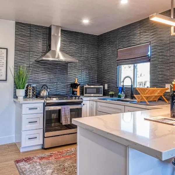 Modern Living Steps From Downtown，位于核桃溪的酒店