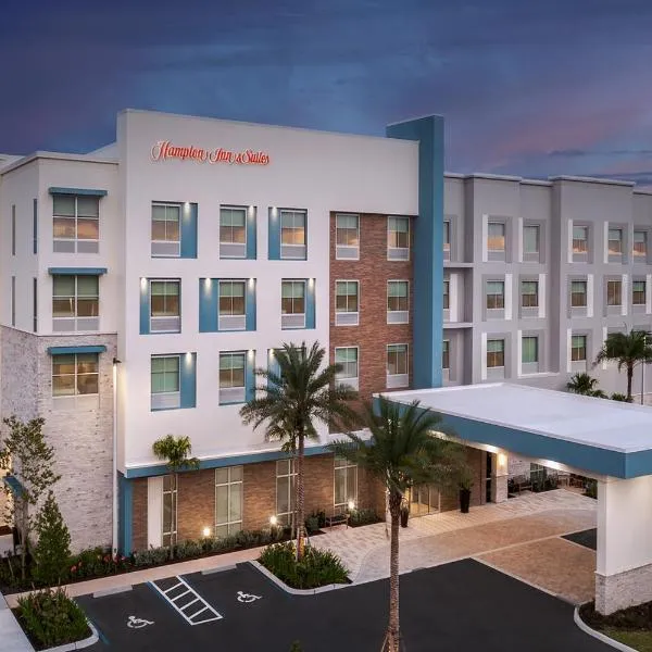 Hampton Inn & Suites Naples South，位于那不勒斯的酒店