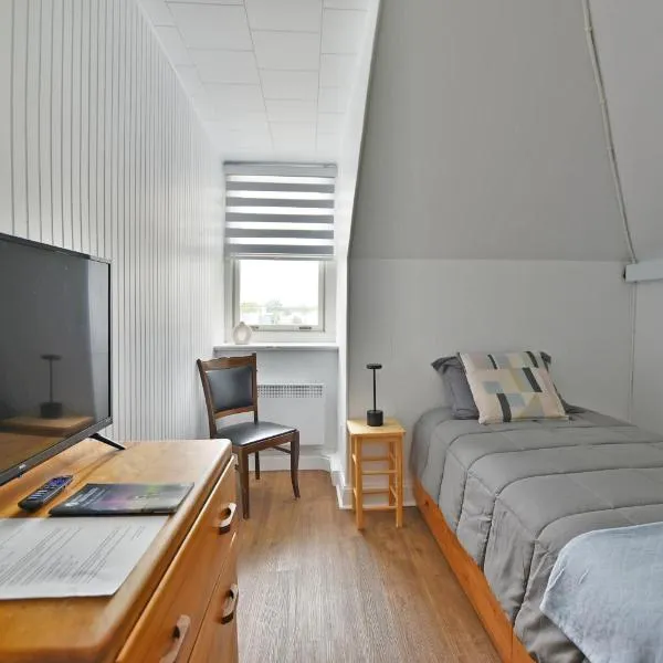 Chambre 301 de l'hôtel Victoria confortable et moderne，位于Saint-Pascal的酒店