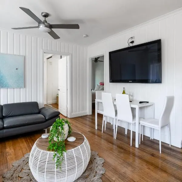 Orton Blue- Beachside getaway for 4, Pets welcome, Aircon, Park and walk to everything!，位于格罗夫海洋的酒店