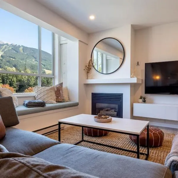 Location with Views - 2BDR Penthouse Whistler Village，位于惠斯勒的酒店
