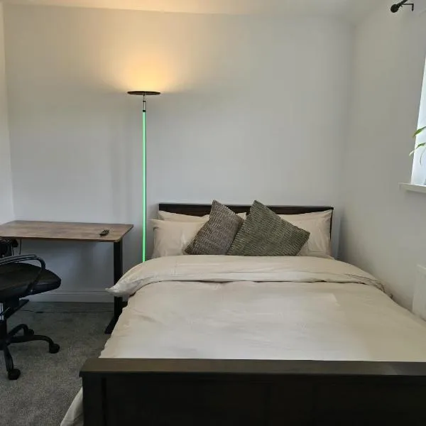 Heathrow, Hounslow, Beautiful Modern Home，位于Cranford的酒店