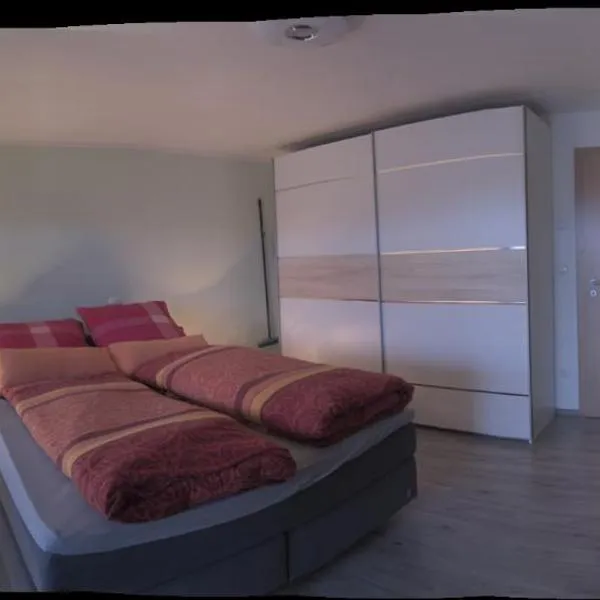 Geräumiges Zimmer mit Doppelbett, Bad und Küche，位于Michelfeld的酒店