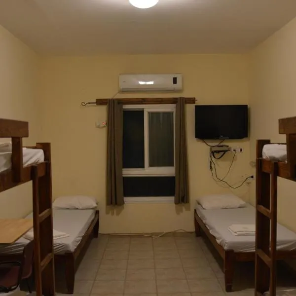 בית ספר שדה חצבה，位于H̱aẕeva的酒店