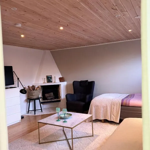 Coosy authentic swedish wooden studio apartment, 25 min to Stockholm city-Own entrance，位于斯德哥尔摩的酒店