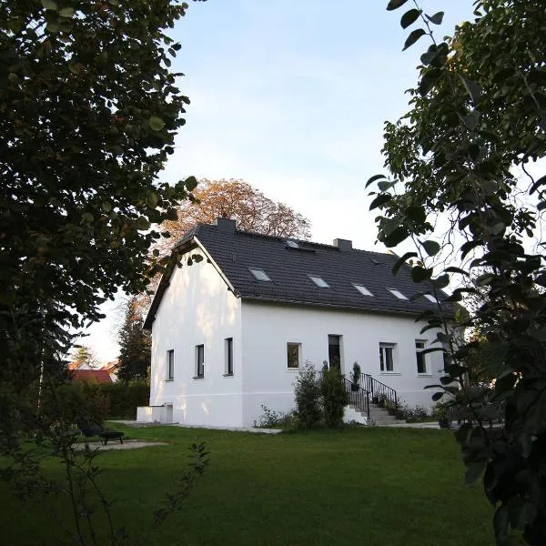 Haus mit Pool, Garten und Gym in Berlin，位于柏林的酒店