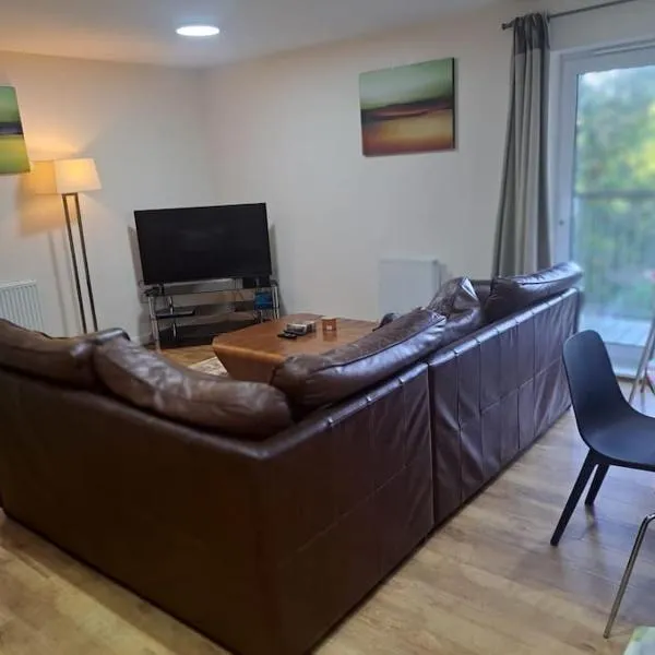 Spacious and Modern Two Bedroom Two Bathroom Flat，位于埃奇韦尔的酒店