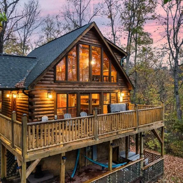 Deja View Serene Mountain Cabin for a Family Get-away with a Hot tub Sauna Fire pit that is Pet Friendly，位于赛维尔维尔的酒店
