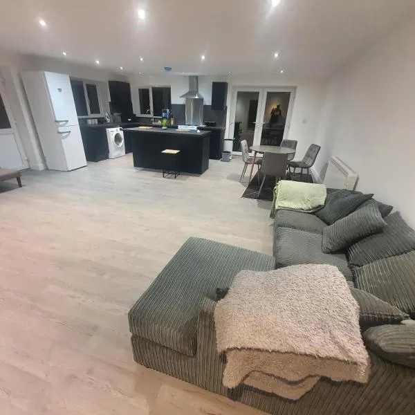 3 Large Bedroom Property in Leafy Ingatestone Essex，位于Mountnessing的酒店