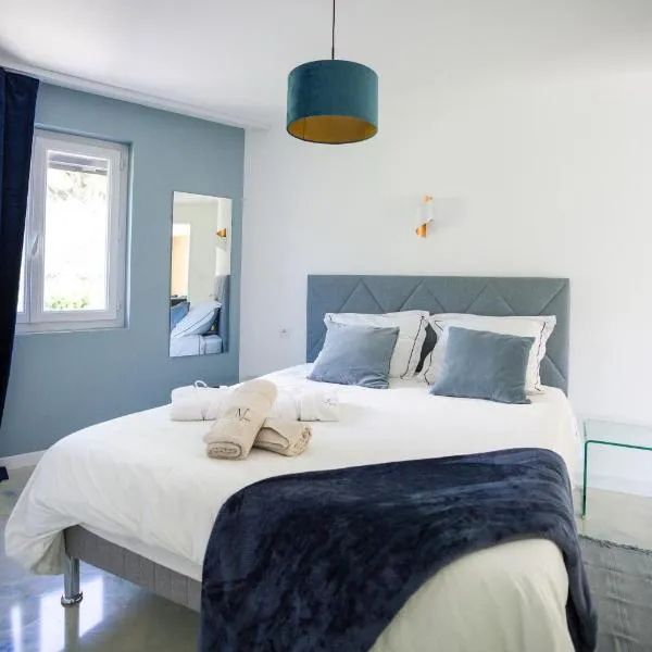 NUXIA Suites&SPA - L'Art Design，位于塞兹河畔巴尼奥勒的酒店