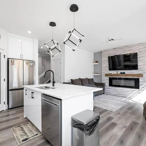 The Happy place - Luxurious, Cozy and Modern Home with Air-condition, Netflix, Free Parking close to Airport and West Edmonton Mall，位于埃德蒙顿的酒店