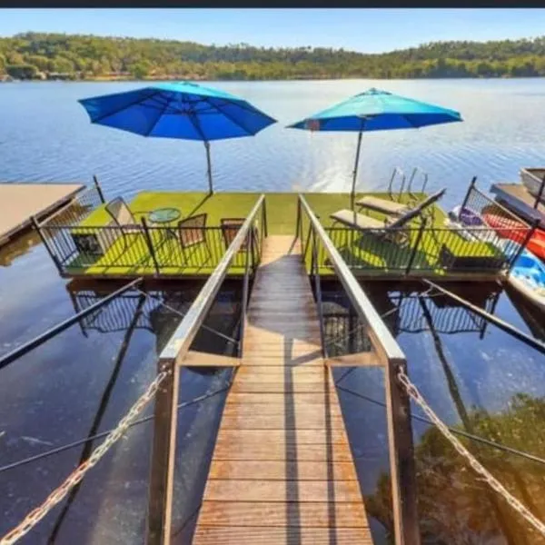 Rumah Surgah on Lake Bennett，位于Lake Bennett的酒店