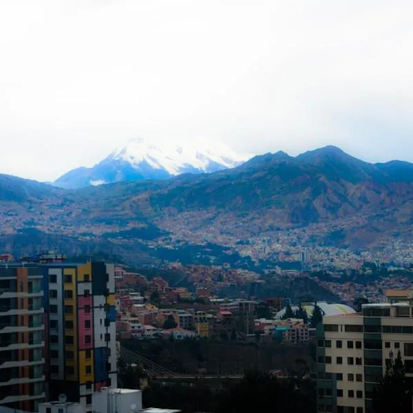 Comodo amplio con lindas vistas sector embajadas piso alto，位于拉巴斯的酒店