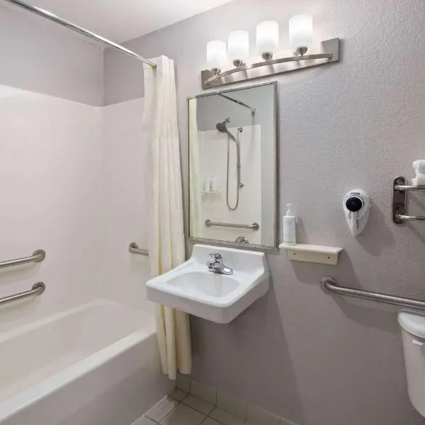 Days Inn & Suites by Wyndham Green Bay WI，位于绿湾的酒店