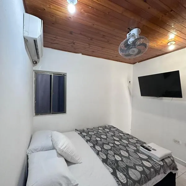 Casa con tres dormitorios y garaje，位于蒙特里亚的酒店