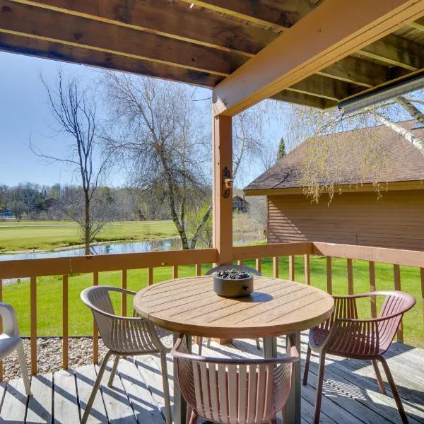 Schuss Mountain Resort Condo Steps to Golf!，位于Mancelona的酒店