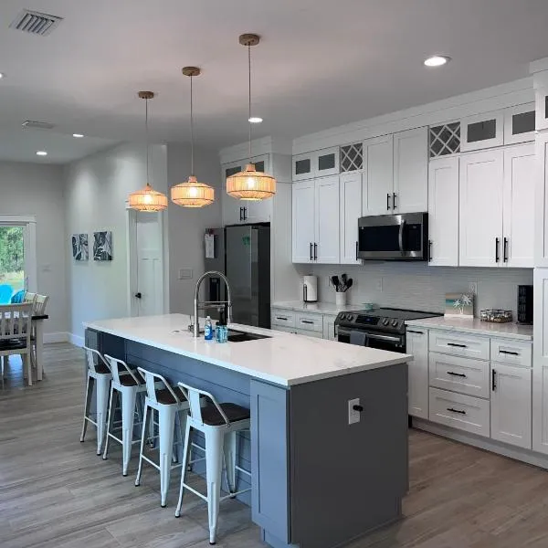 Beachy cottage near Sports Complex OWA beaches shopping restaurants mini golf Central to all the fun Foley has to offer，位于弗利的酒店