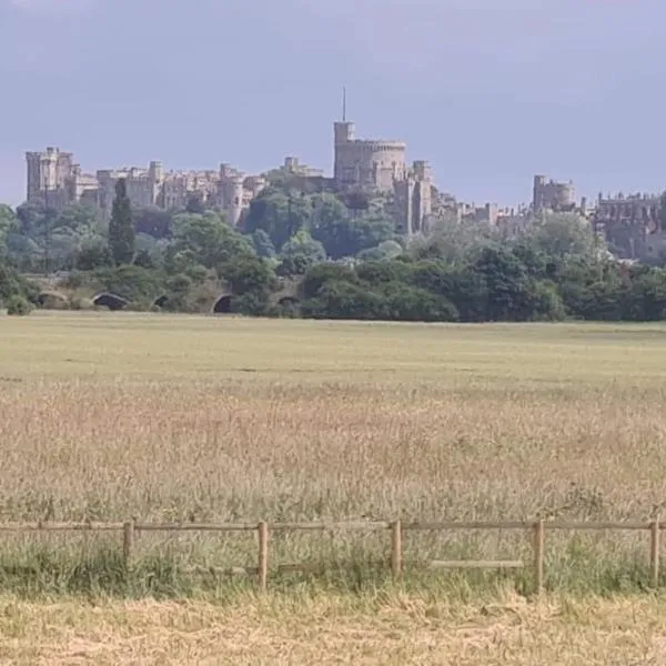 Family home, view of Windsor Castle，位于阿斯科特的酒店