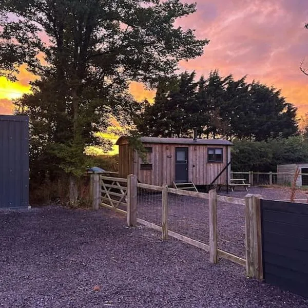 Cybi, Modern Shepherds Hut with Games Room Access，位于梅奈布里奇的酒店