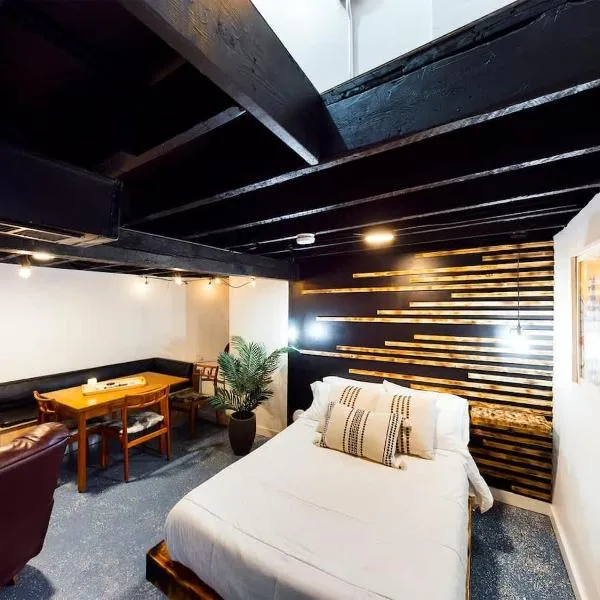 Chi-Town Hideout #B - Near Metra，位于Berwyn的酒店