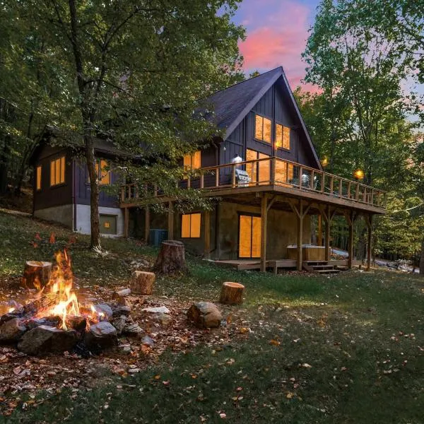 Cozy Cabin w Fire Pit, Hot Tub, Deck, & Pool Table，位于伯克利斯普林斯的酒店