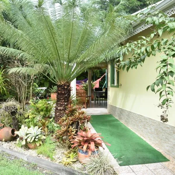 Gite d'Arles Bungalow "Ti Polo"，位于勒穆莱的酒店