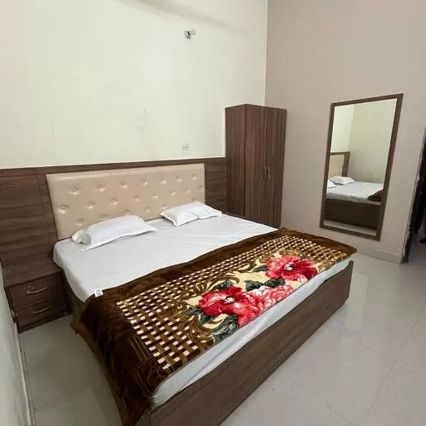 Spacious home with serene vibes，位于Prayagraj的酒店