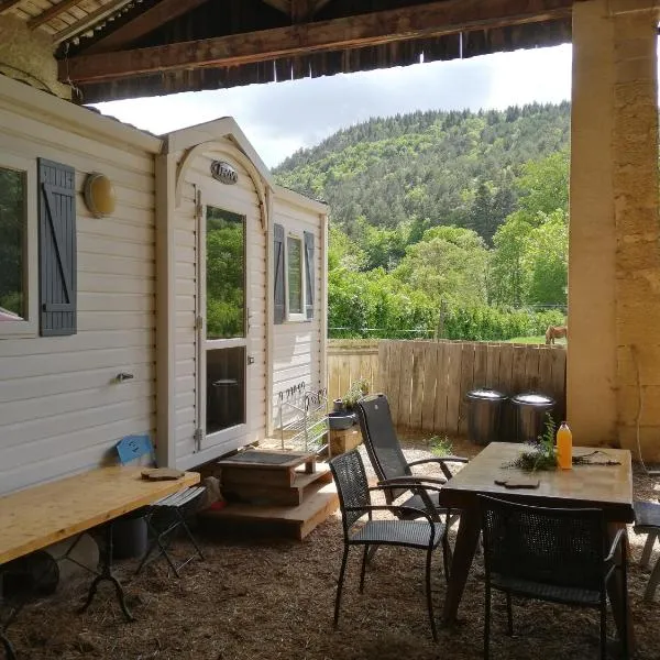 Mobilhome Ferme équestre La Mouillère，位于沙拉布尔的酒店