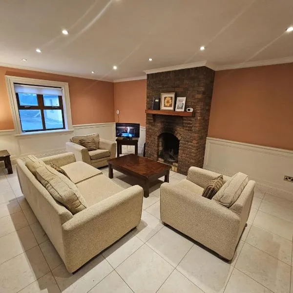 8 Clos Na Feirme Three Bedroom House with Hot Tub，位于戈尔韦的酒店