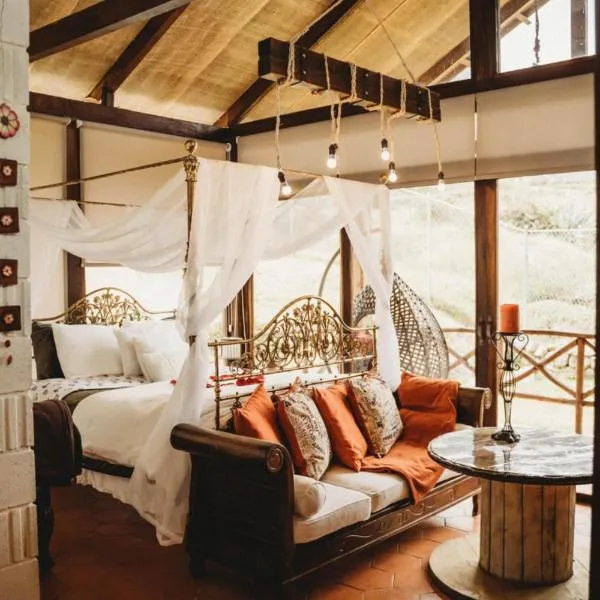 Villa Nathalie, 2 bedrooms, jacuzzi, king size bed, hammock, FIREPLACE，位于Chicán的酒店