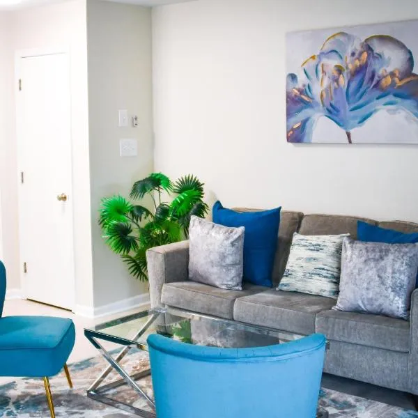 Serene Condo W/ LED Lights In Heart Of Raleigh，位于罗利的酒店