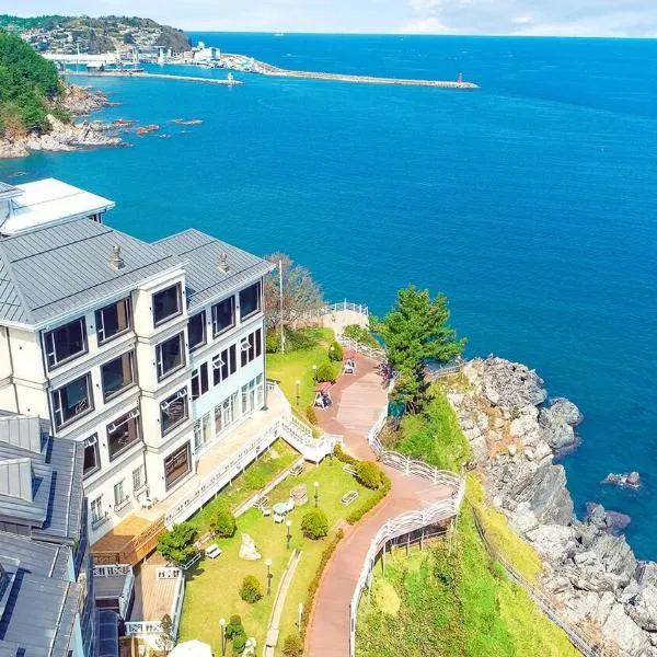 Samcheok white romantic pension，位于三陟的酒店