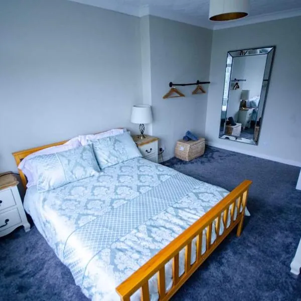 Spacious 4-Bedroom House in Glenboig，位于Glenboig的酒店