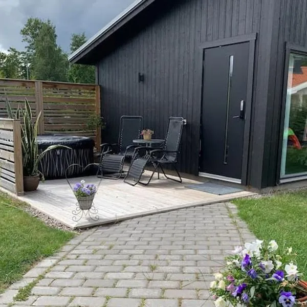 Nybyggt -med spabad, bastu och nära stor badstrand，位于Kungsör的酒店