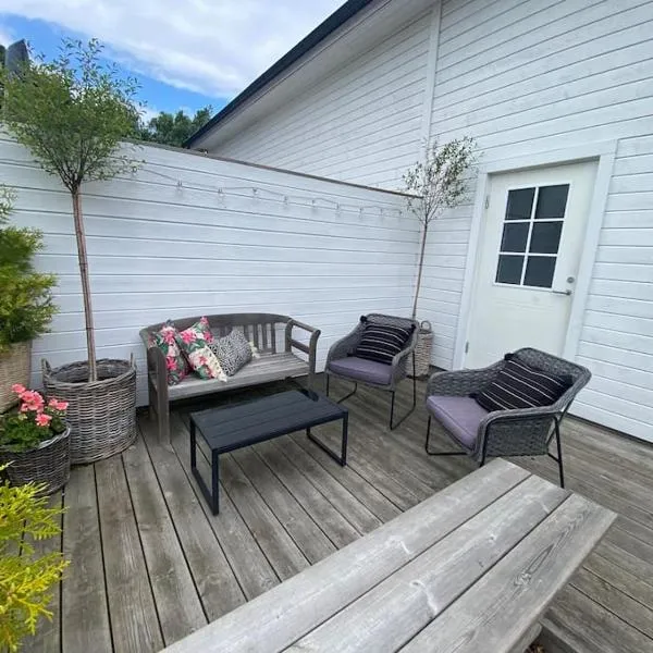 Trädgårdshuset, havsnära och modernt，位于卡尔斯克鲁纳的酒店