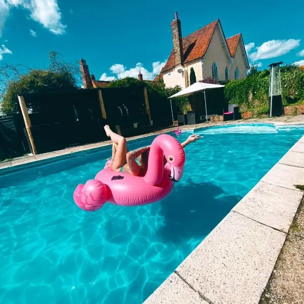 Grade II Listed Farmhouse, Pool, Hot Tub, Games Room, Celebration Hall, Car Park, 10ppl, 45 min from Central London，位于Stapleford Tawney的酒店