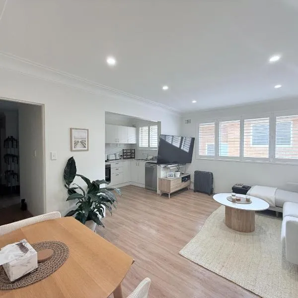 Coogee Sunrise 2 Bed Apt with Parking, Work Desks & Balcony，位于悉尼的酒店