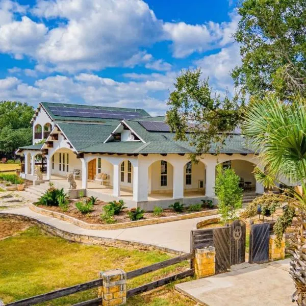 Casa Blanca in Texas Hill Country，位于Ingram的酒店