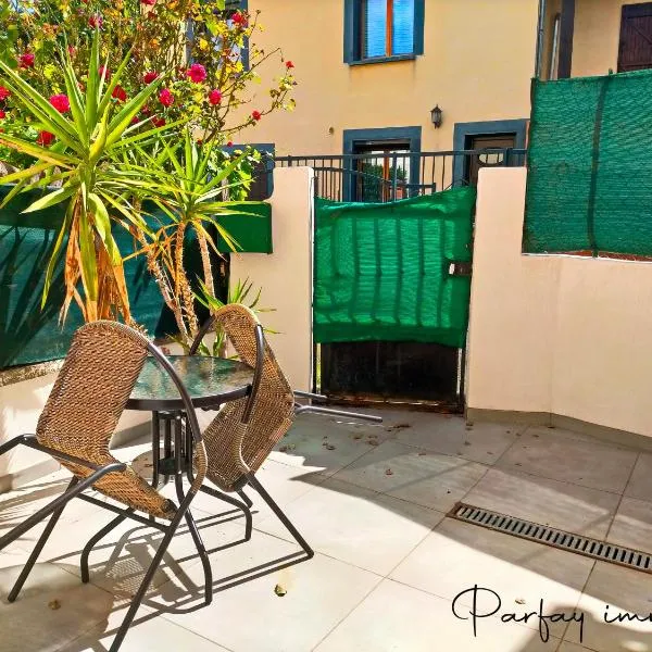 Maison de bourg avec terrasse，位于热尔扎的酒店