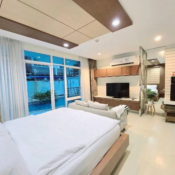 The beach bangsaen condo daily room Poolside，位于班邦森(1)的酒店