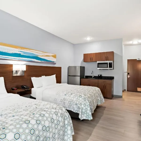 HomeTowne Studios by Red Roof East Lansing - Okemos，位于奥克莫斯的酒店