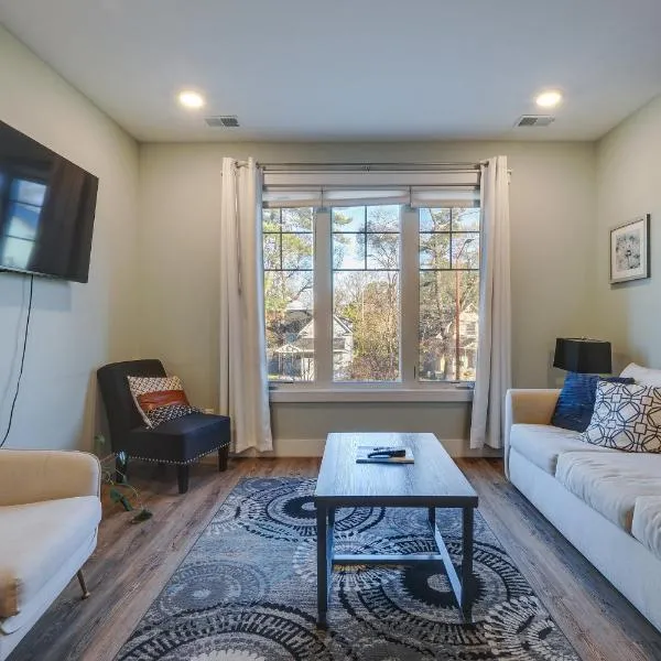 Walk to Front St! Traverse City Condo Near Skiing，位于特拉弗斯城的酒店