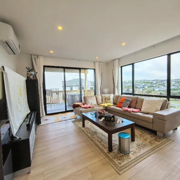 Orewa family holiday house with 3 bed-rooms view on deck near cafe, bush & river，位于奥雷瓦的酒店