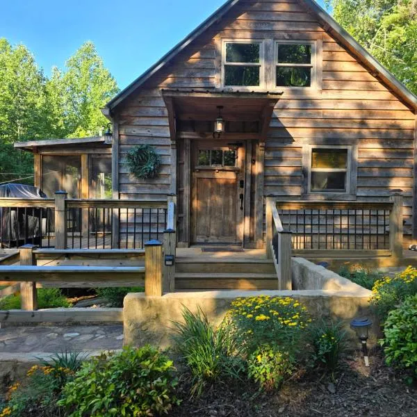 Couples Getaway Cabin with a Loft - Firepit - Creek，位于达洛尼加的酒店