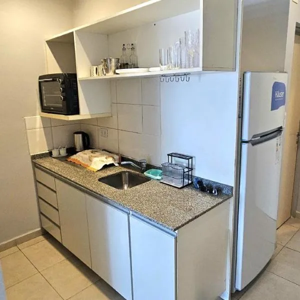 Departamento en Corrientes, céntrico, con piscina, cochera, wifi，位于科连特斯的酒店