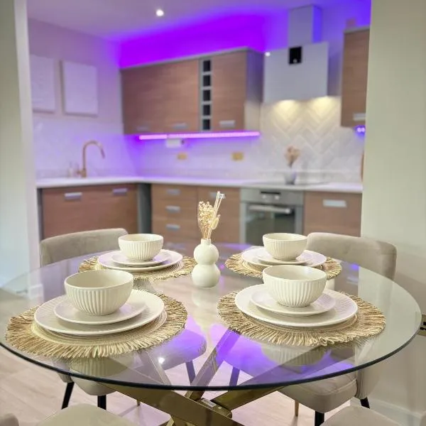 Lux Stays - Luxury Apartment with Jacuzzi in Leeds City Centre，位于利兹的酒店