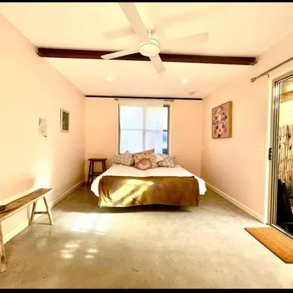 Beautiful, comfortable 7 mins walk to Mullumbimby，位于穆伦宾比的酒店