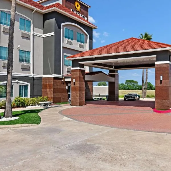 La Quinta Inn Suites by Wyndham Raymondville Harlingen，位于Raymondville的酒店