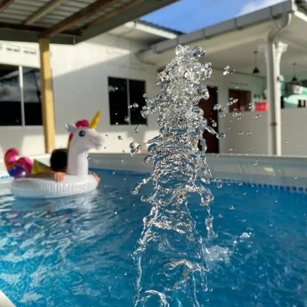 Rumah Puteh Mersing Kecil ROOM FULLY AIR-CONDITIONED，位于丰盛港的酒店